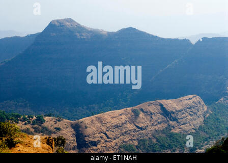 La gamma della montagna di Sahyadri da Raigad fort ; Maharashtra ; India Foto Stock