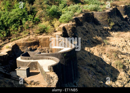 Chit darwaja entrata principale e la parete di protezione per Raigad fort ; Maharashtra ; India Foto Stock