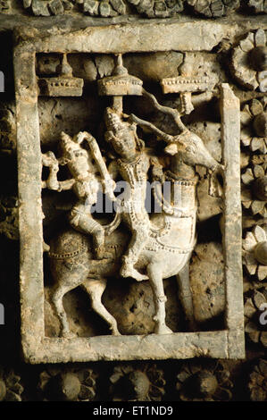 Le statue del dio e della dea montato su antilope in garbhagruhas del tempio hoysaleswara ; Halebid Halebidu Karnataka Foto Stock