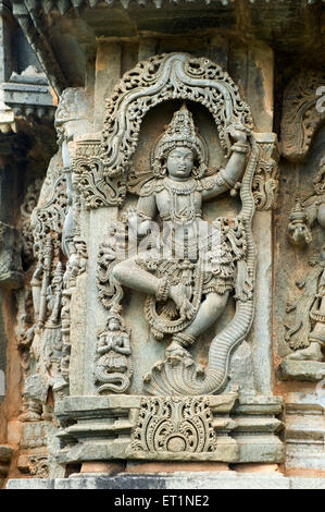 Dio krishna con snake scolpito sul tempio hoysaleswara ; Halebid Halebidu ; Hassan ; Karnataka ; India Foto Stock