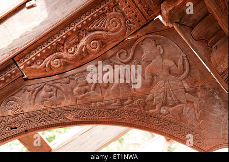 Scultura in legno, Tempio di Someshwar, Shree Someshwar Mandir, Rajwadi, Sangameshwar, Ratnagiri, Maharashtra, India, Asia Foto Stock