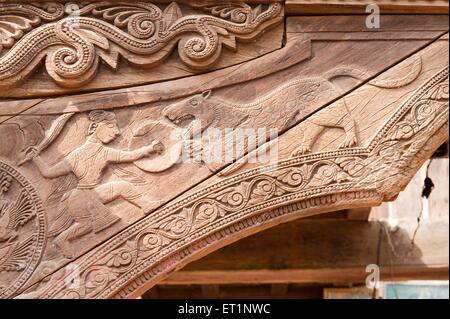 Scultura in legno, Tempio di Someshwar, Shree Someshwar Mandir, Rajwadi, Sangameshwar, Ratnagiri, Maharashtra, India, Asia Foto Stock