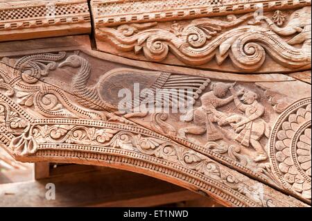 Scultura in legno, Tempio di Someshwar, Shree Someshwar Mandir, Rajwadi, Sangameshwar, Ratnagiri, Maharashtra, India, Asia Foto Stock