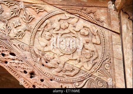 Scultura in legno, Tempio di Someshwar, Shree Someshwar Mandir, Rajwadi, Sangameshwar, Ratnagiri, Maharashtra, India, Asia Foto Stock