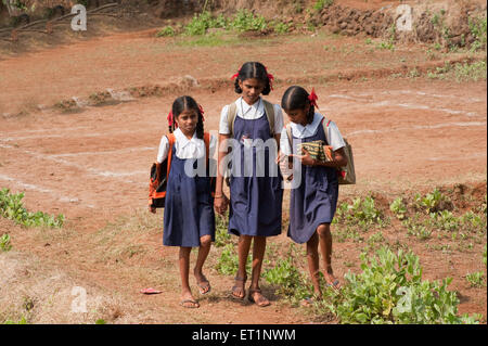 Studenti bambini ragazze della scuola di villaggio a Maharashtra India Asia Foto Stock