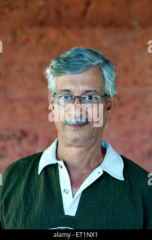 Ritratto del volto di un uomo indiano che guarda la fotocamera MR#556 Foto Stock