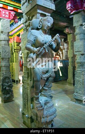 Statua di donna giocando veena in Sri meenakshi Tempio di Madurai ; Tamil Nadu ; India Foto Stock