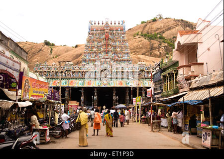 Thiruparankundram tempio di Kartikeya o Murugan verniciato Gopuram scolpito a Madurai Tamil Nadu India Foto Stock