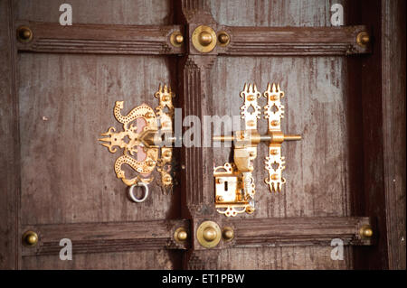 Serratura con serratura in metallo in ottone antico, Kerala, India, Asia Foto Stock