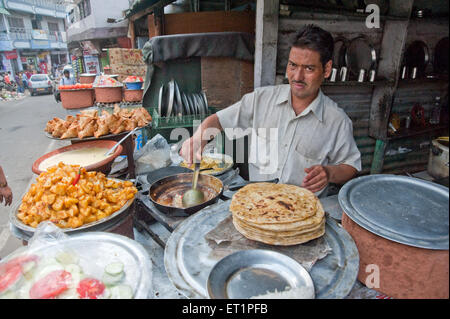 Uomo che cucina su strada negozio di cibo, Uttarakhand , India , Asia Foto Stock