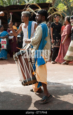 I musicisti suonano i tamburi jendai ; Kerala ; India NOMR Foto Stock