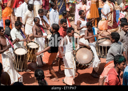 I musicisti suonano i tamburi jendai ; Kerala ; India NOMR Foto Stock