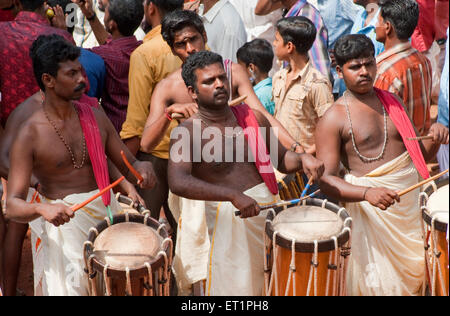 I musicisti suonano i tamburi jendai ; Kerala ; India NOMR Foto Stock