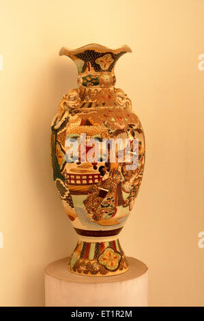 Vaso in scindia museum in palazzo jaivilas ; Gwalior ; Madhya Pradesh ; India Foto Stock