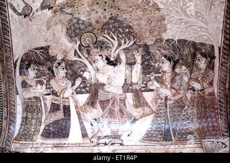 Dipinto murale Krishna riproduzione di flauto e ballare con Gopics, Lakshminarayan temple , Orchha , Tikamgarh , Madhya Pradesh , India Foto Stock
