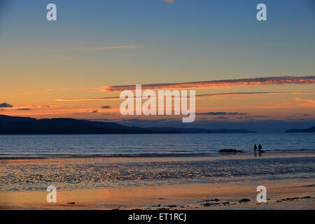 Lough Swilly, County Donegal. Il 10 giugno 2015. L'Irlanda meteo: Tramonto. Un giovane a piedi lungo la spiaggia di Fahan, County Donegal, come il sole tramonta su Lough Swilly. Credito: George Sweeney/Alamy Live News Foto Stock