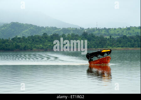 Canottaggio sul lago di Kaas ; Kaas Talav ; Altopiano di Kaas ; Bamboli ; Satara ; Maharashtra ; India Foto Stock