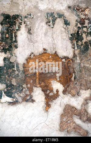 Volto di buddha dipinto su grotte di Ajanta ; Aurangabad ; Maharashtra ; India Foto Stock