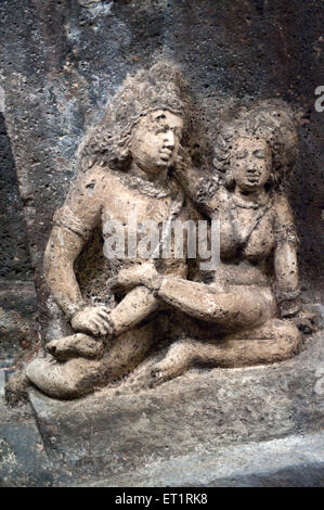 L uomo e la donna scolpito sul tetto delle grotte di Ajanta ; Aurangabad ; Maharashtra ; India Foto Stock