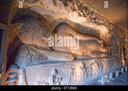 Grande figura del Buddha reclinato recante indietro in preparazione per il nirvana presso le grotte di Ajanta ; Aurangabad ; Maharashtra ; India Foto Stock