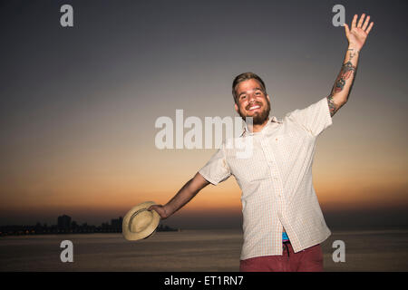 Uomo latino guardando un tramonto Foto Stock