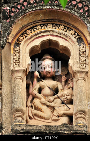 La scultura in rilievo della dea Durga su Kashi Vishveshwar tempio Rashin Karjat Ahmednagar Maharashtra India Asia Foto Stock