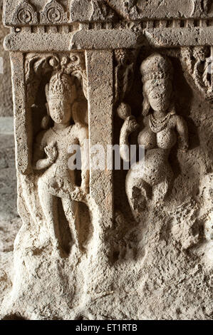 I dettagli delle figure scolpite in Grotte di Ellora noto come ramesvara ; Aurangabad ; Maharashtra ; India Foto Stock