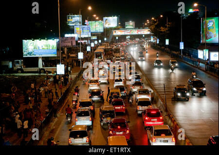 Il traffico di notte su mahim causeway ; Bombay ; Mumbai ; Maharashtra ; India - stp 177415 Foto Stock