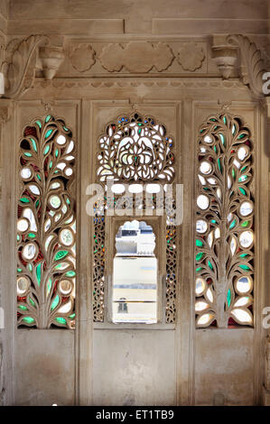 Finestra decorativo in City Palace di Udaipur, Rajasthan, India, Asia Foto Stock