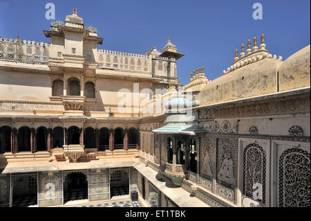 Decorazione nel cortile del palazzo di città di udaipur rajasthan india asia Foto Stock