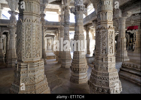 Sala dei pilastri adinatha tempio Jain di ranakpur in Rajasthan india asia Foto Stock