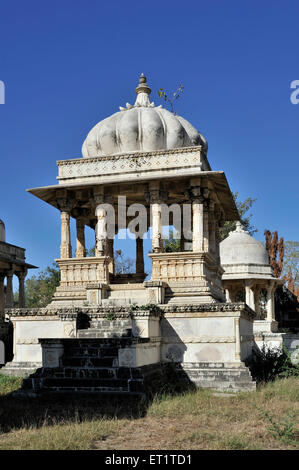 Cenotaphs chhatries tomba reale ad Ahar in Udaipur rajasthan india asia Foto Stock