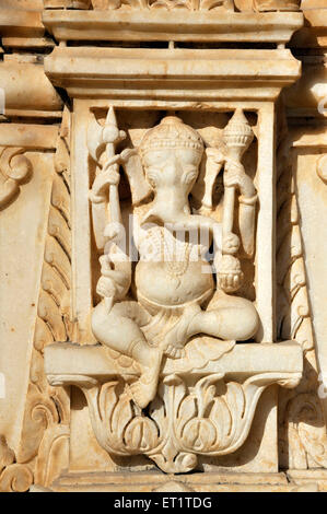 Ganesha statua sul cenotafio chhatri tomba reale ad Ahar in Udaipur rajasthan india asia Foto Stock