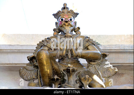 Statua di bronzo di Lord Garuda, Tempio di Jagdish, templi di Vishnu, Udaipur, Rajasthan, India, Asia Foto Stock