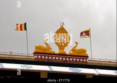 Simboli della ruota di Dharma e cervi a buddista Shar Gaden monastero in Karnataka India Asia Foto Stock