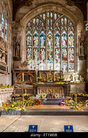 Il coro della chiesa della Santa Trinità di Stratford upon Avon è il luogo di sepoltura di William Shakespeare Foto Stock