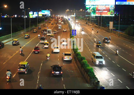 Il traffico della città a Bandra ; Mumbai Bombay ; Maharashtra ; India Foto Stock