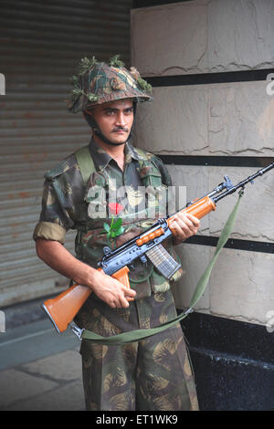 Soldato di guardia con rose in tasca dopo la repressione attacco da Deccan Mujahideen il 26 novembre 2008 Mumbai Foto Stock