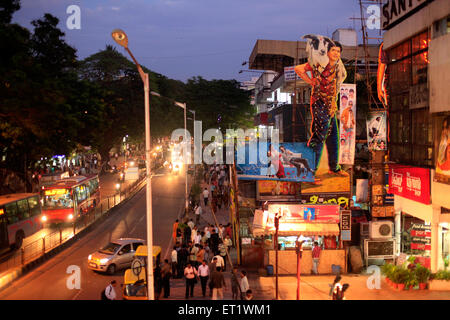 Enormi manifesti di cinema a Bangalore Karnataka India Foto Stock