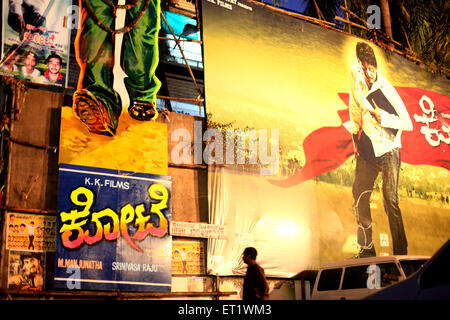 Grandi poster cinematografici a Bangalore India Asia Foto Stock