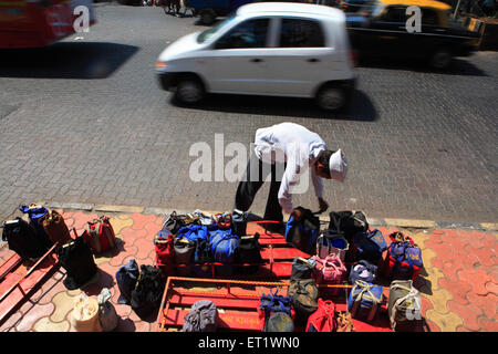 Dabbawalla con pranzo al sacco Bombay Mumbai Maharashtra India Asia Foto Stock