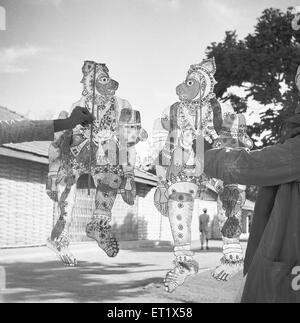 Gli uomini la visualizzazione trasparente in pelle verniciata burattini ; ombra marionetta suona entertainment ; Hallare village ; Mysore ; Karnataka Foto Stock