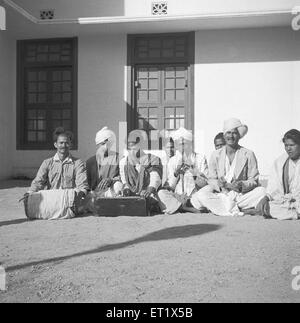 Cantori popolari che narrano la storia di burattini marionette shadow giocare ; Hallare village ; distretto di Mysore ; Karnataka ; India Foto Stock