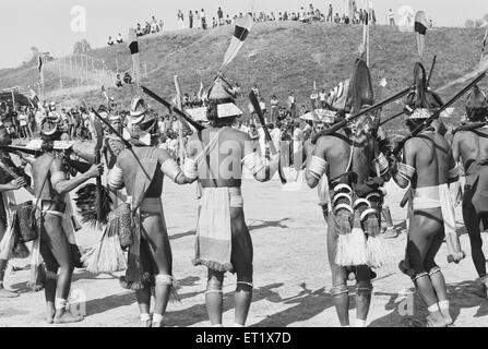 Danza tribale quartiere Ziro quartier generale inferiore Subansiri ; Arunachal Pradesh ; India ; Asia ; immagine del 1900 d'epoca Foto Stock