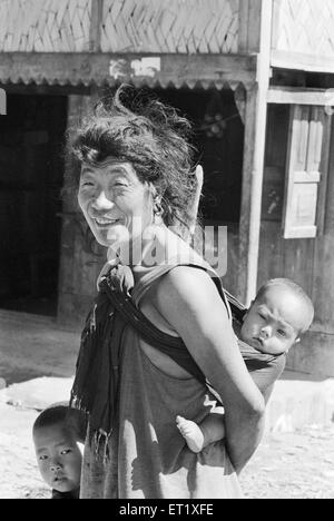 Apa Tani tribù con bambini in basso Subansiri distretto vicino Ziro ; Arunachal Pradesh ; India 1982 Foto Stock