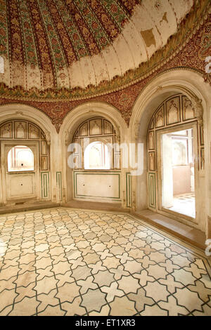 Hamam bagno vecchio e la pittura murale nel Museo di governo ; Bharatpur ; Rajasthan ; India Foto Stock