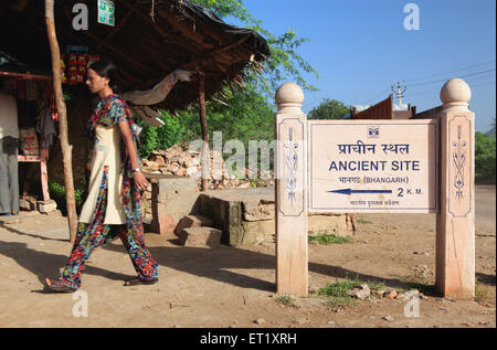 Antico cartello ; Forte di Bhangarh ; Rundh Bhangarh ; Bhangarh ; Rajgarh ; Alwar ; Rajasthan ; India ; Asia Foto Stock