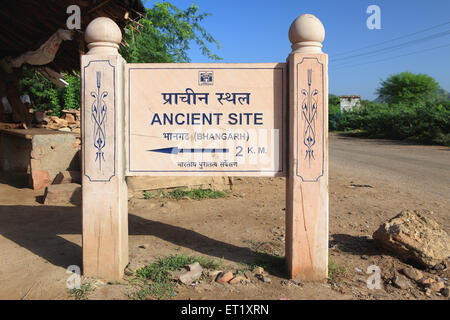 Antico cartello ; Forte di Bhangarh ; Rundh Bhangarh ; Bhangarh ; Rajgarh ; Alwar ; Rajasthan ; India ; Asia Foto Stock