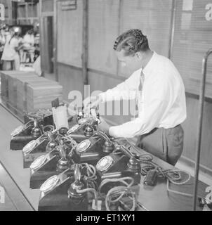 Uomo montaggio strumenti telefonici ; fabbrica telefonica ; fabbricazione strumenti telefonici Bangalore ; Karnataka ; India ; Asia ; vecchia annata 1900 Foto Stock
