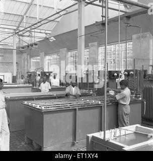 Uomini che lavorano nella fabbrica telefonica ; fabbricazione di strumenti telefonici a Bangalore ; Karnataka ; India ; anno 1950 ; Asia ; vecchia annata del 1900 Foto Stock